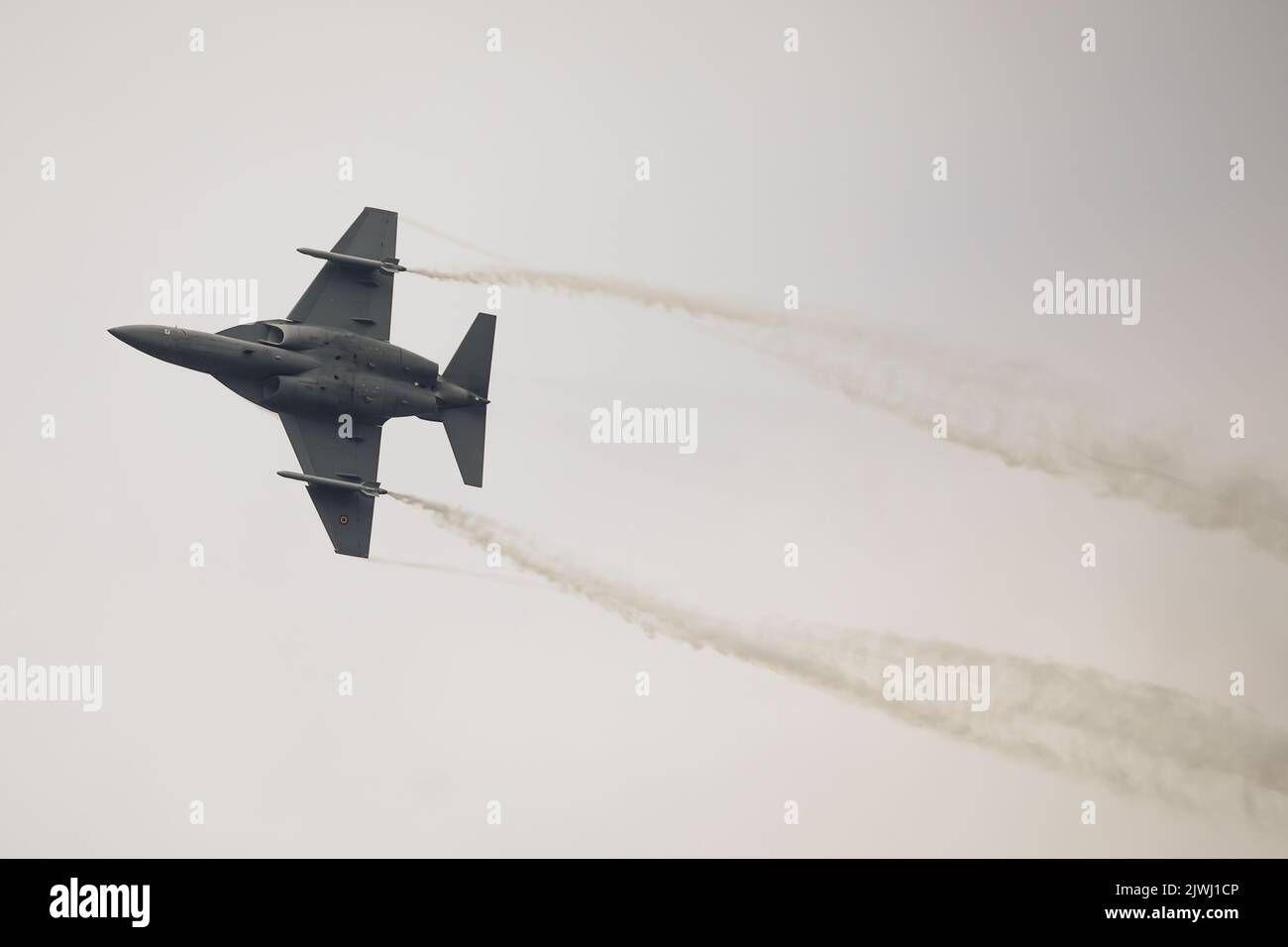 Bukarest, Rumänien - September 4, 2022:T-346A Leonardo / Alenia Airmacchi Military Jet Trainer auf dem Aurel Vlaicu Flughafen in Bukarest während eines Flugs Stockfoto