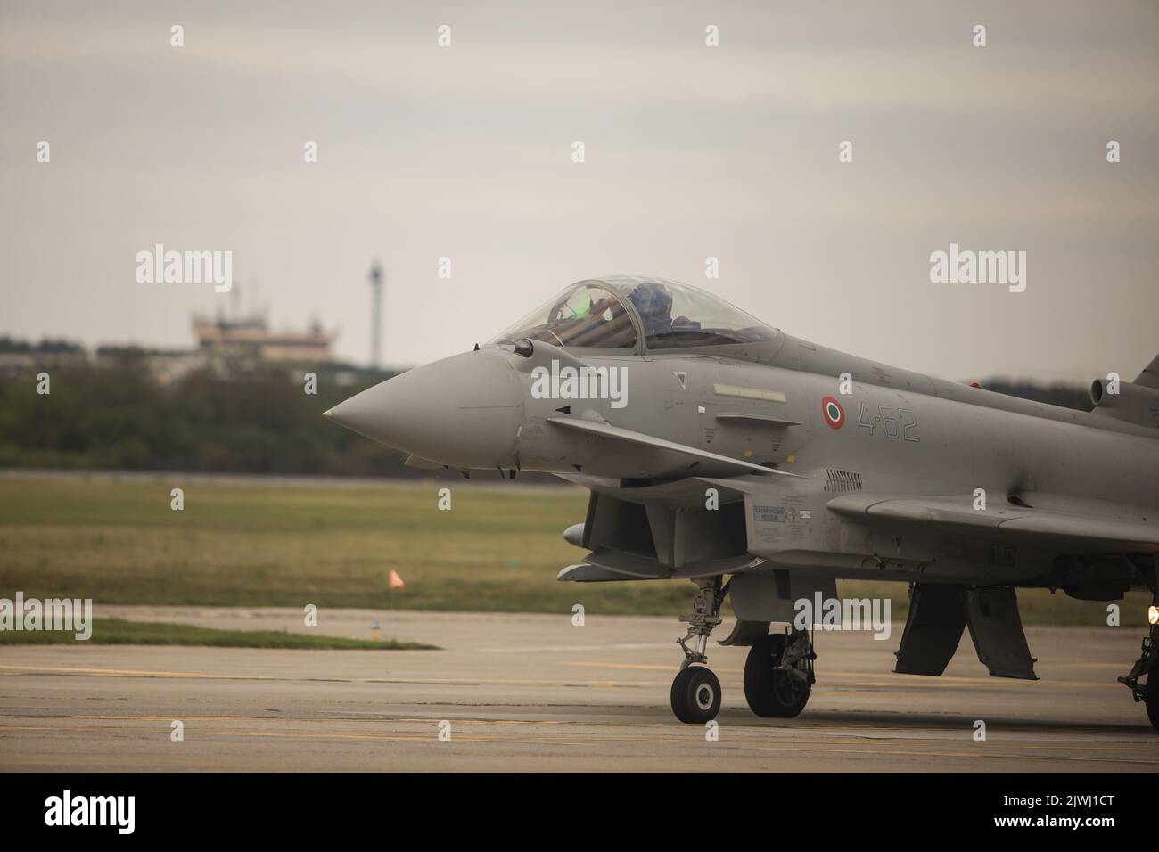 Bukarest, Rumänien - 4. September 2022: Eurofighter Typhoon auf dem Aurel Vlaicu Flughafen in Bukarest während einer Flugshow. Stockfoto