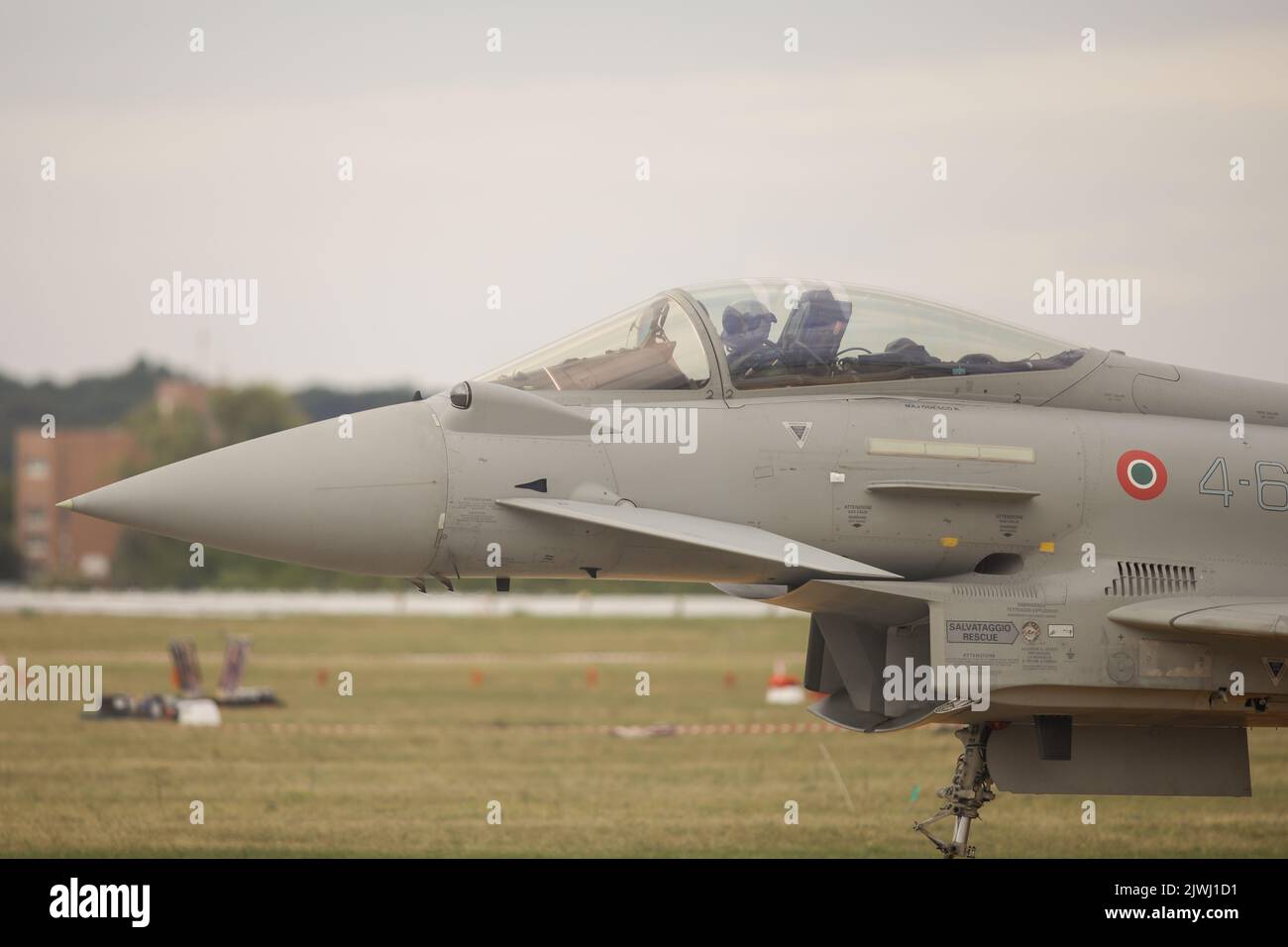 Bukarest, Rumänien - 4. September 2022: Eurofighter Typhoon auf dem Aurel Vlaicu Flughafen in Bukarest während einer Flugshow. Stockfoto