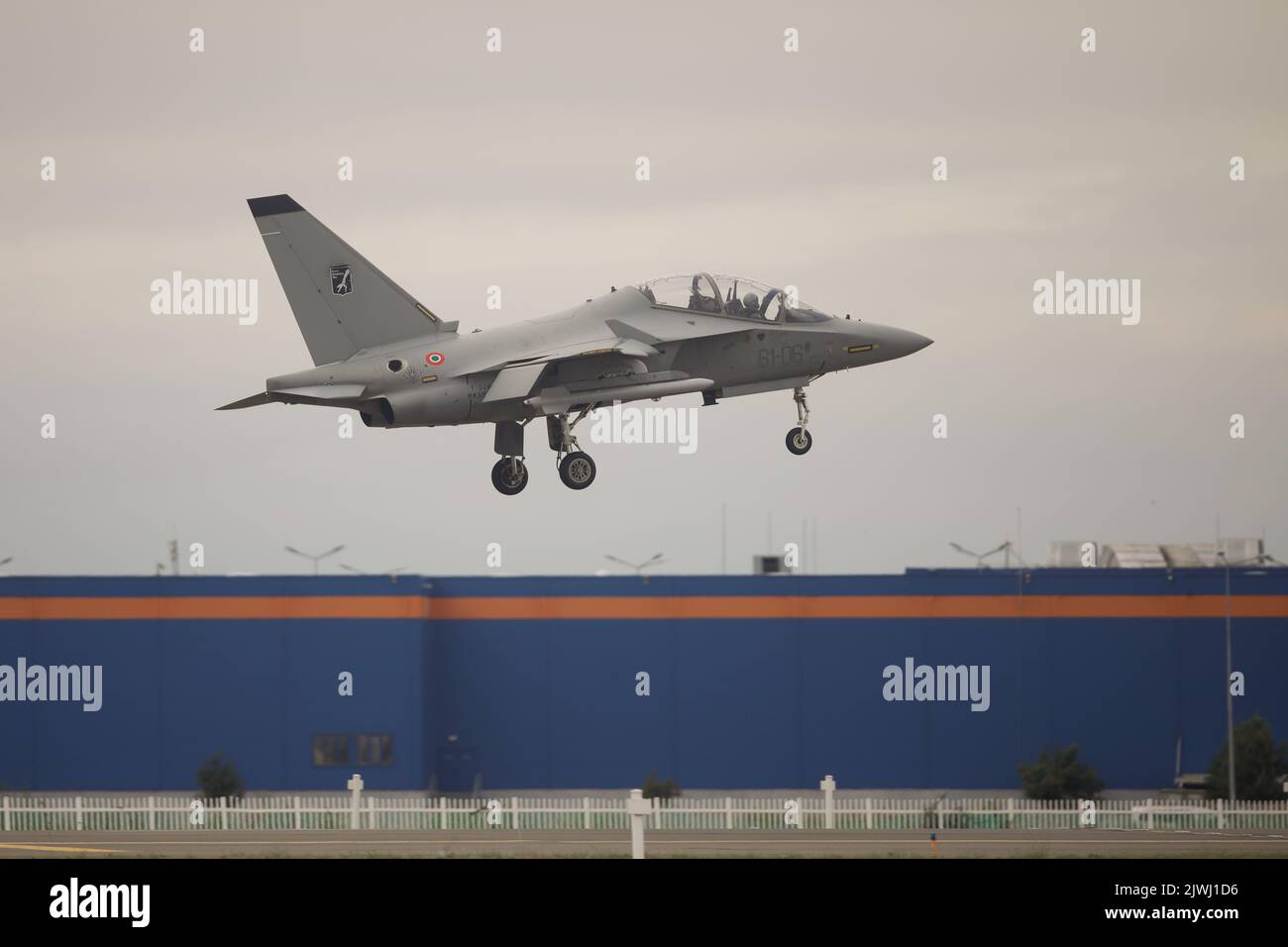 Bukarest, Rumänien - September 4, 2022:T-346A Leonardo / Alenia Airmacchi Military Jet Trainer auf dem Aurel Vlaicu Flughafen in Bukarest während eines Flugs Stockfoto