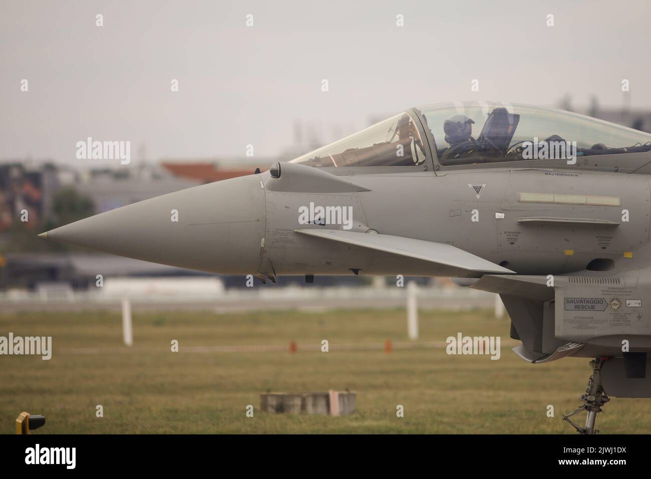 Bukarest, Rumänien - 4. September 2022: Eurofighter Typhoon auf dem Aurel Vlaicu Flughafen in Bukarest während einer Flugshow. Stockfoto