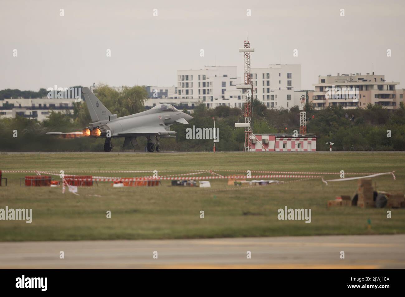 Bukarest, Rumänien - 4. September 2022: Eurofighter Typhoon auf dem Aurel Vlaicu Flughafen in Bukarest während einer Flugshow. Stockfoto