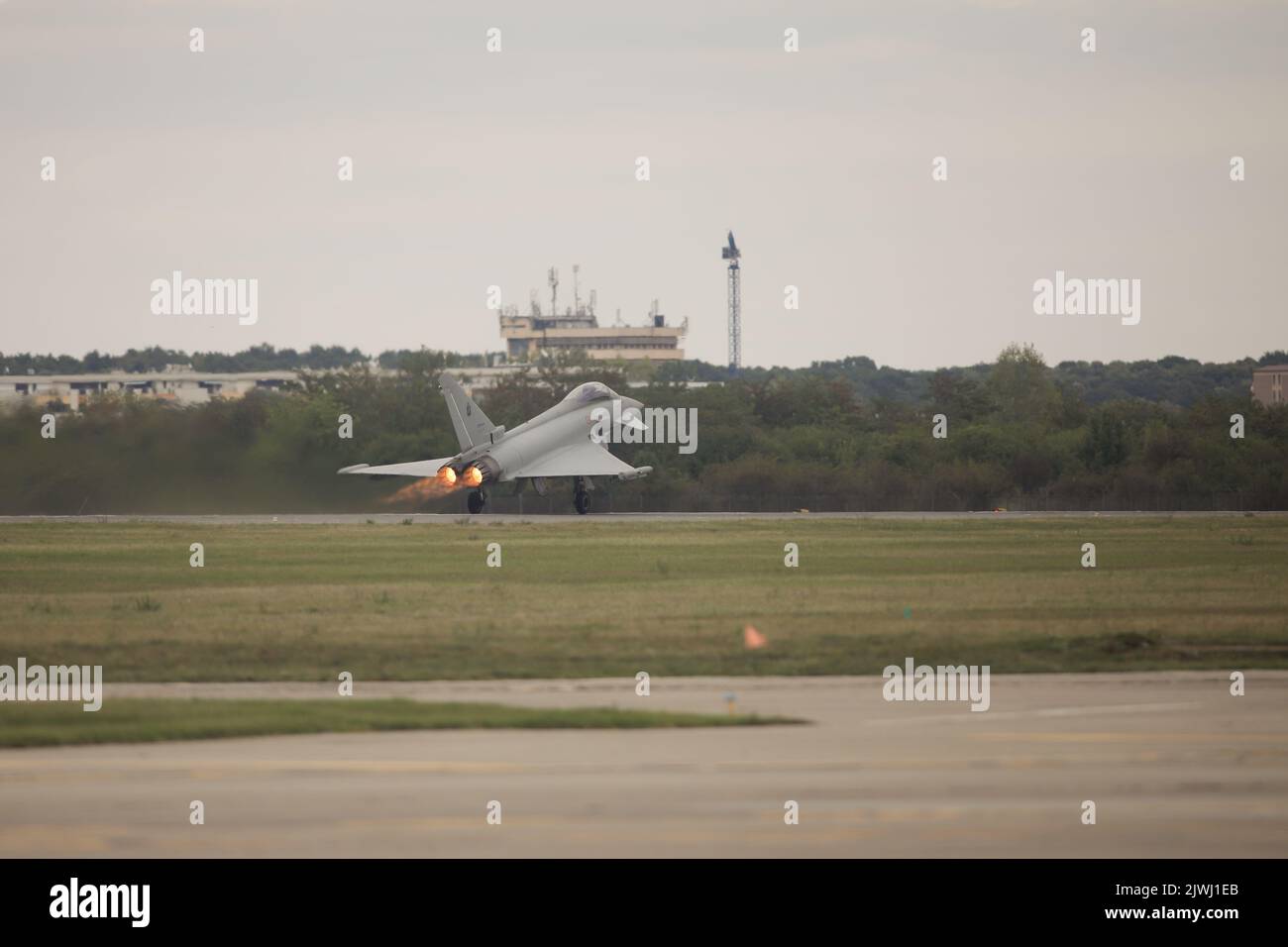 Bukarest, Rumänien - 4. September 2022: Eurofighter Typhoon auf dem Aurel Vlaicu Flughafen in Bukarest während einer Flugshow. Stockfoto