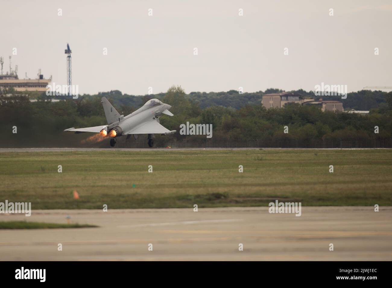 Bukarest, Rumänien - 4. September 2022: Eurofighter Typhoon auf dem Aurel Vlaicu Flughafen in Bukarest während einer Flugshow. Stockfoto
