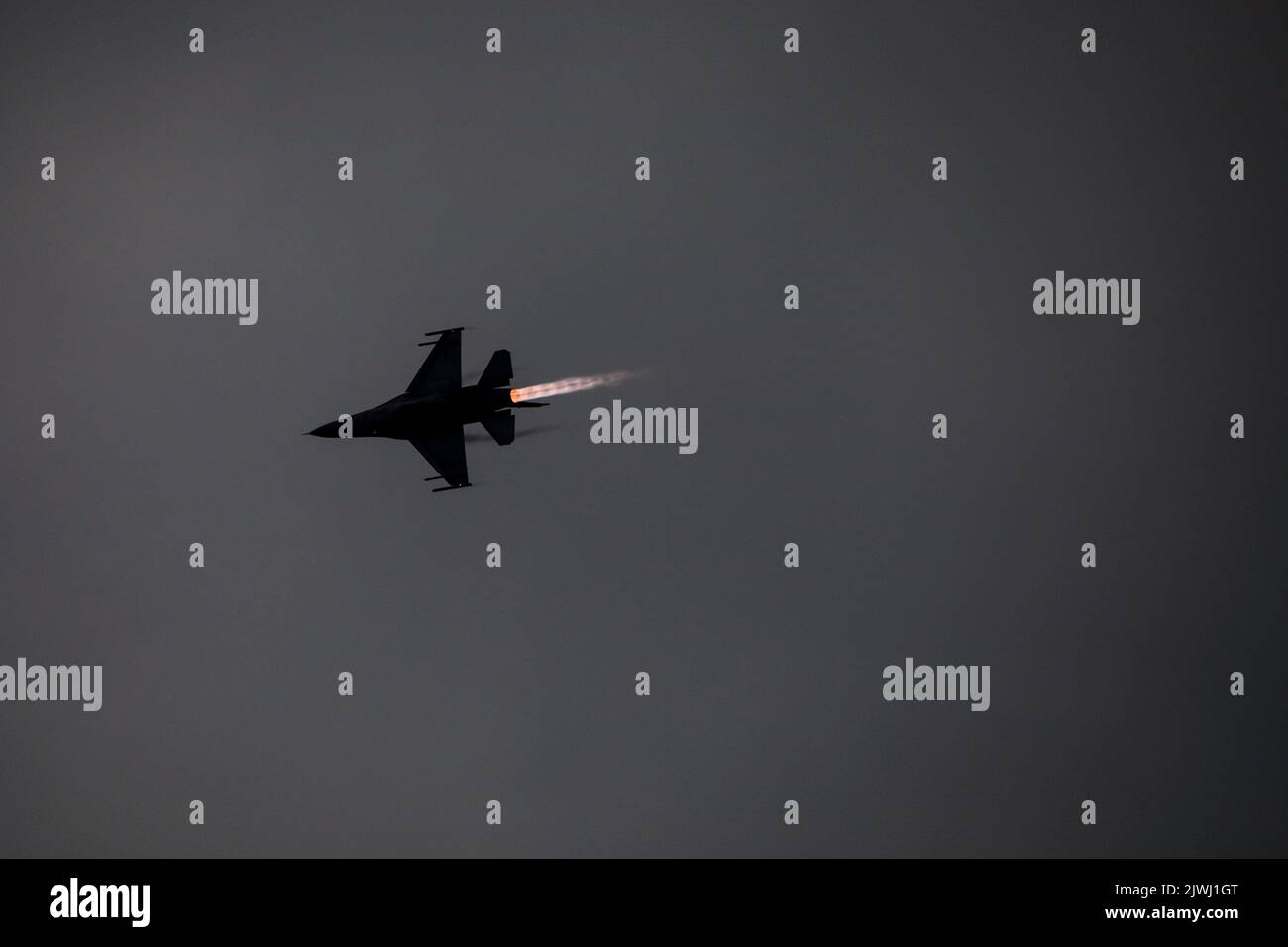 Bukarest, Rumänien - 4. September 2022: F-16-Kämpfer der rumänischen Luftstreitkräfte auf dem Aurel Vlaicu Flughafen in Bukarest während einer Flugshow. Stockfoto