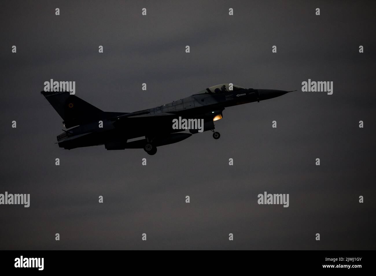 Bukarest, Rumänien - 4. September 2022: F-16-Kämpfer der rumänischen Luftstreitkräfte auf dem Aurel Vlaicu Flughafen in Bukarest während einer Flugshow. Stockfoto