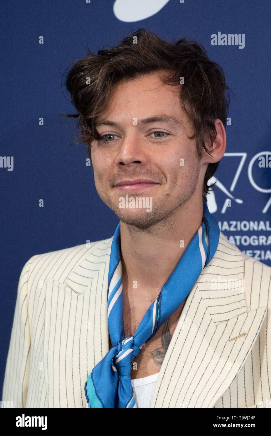 Venedig, Italien. 05. September 2022. Harry Styles nimmt an der Fotoschau für „Don't Worry Darling“ beim Internationalen Filmfestival Venedig 79. am 05. September 2022 in Venedig, Italien, Teil. Foto: Paolo Cotello/imageSPACE/Sipa USA Kredit: SIPA USA/Alamy Live News Stockfoto