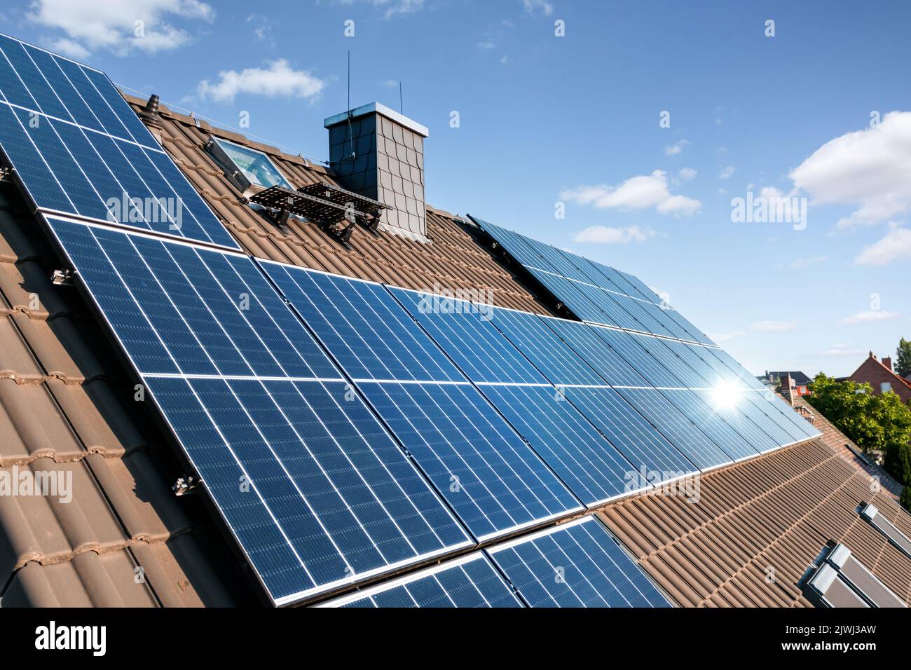 Photovoltaikanlage auf dem Dach eines nachhaltigen Familienhauses Stockfoto