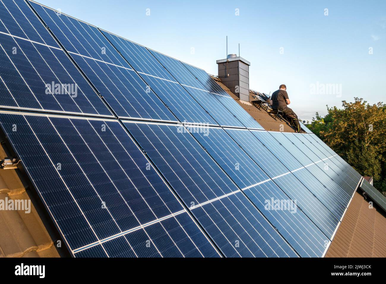 Solarzellen auf einem Dach eines nachhaltigen Familienhauses Stockfoto