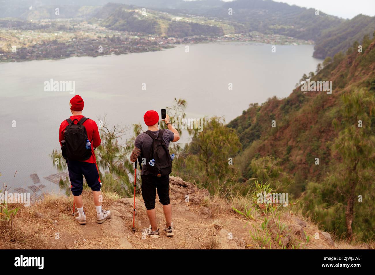 Freunde wandern in den Bergen. bali Stockfoto