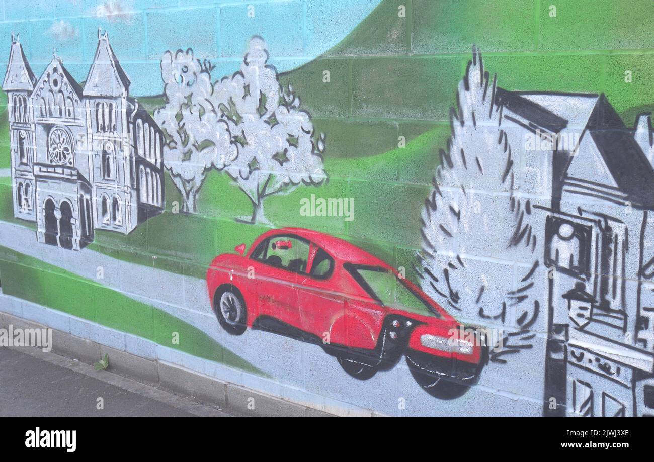 Bild eines wasserstoffbetriebenen Autos mit Riversimple Rasa an einer Wand an der McFilling-Tankstelle in Abergavenny, Monmouthshire, Wales Stockfoto