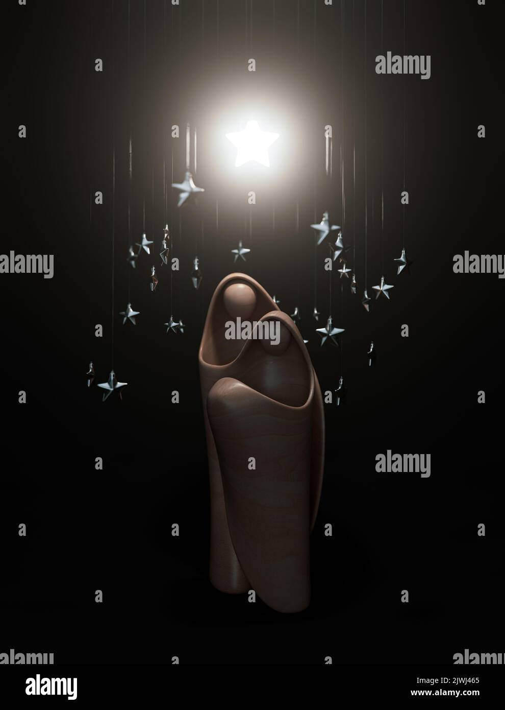 Eine abstrakte, stilisierte Holzschnitzerei, die eine christliche weihnachtskrippe darstellt, die von hängenden Sterndekorationen umgeben und von einem beleuchteten Stern beleuchtet ist Stockfoto