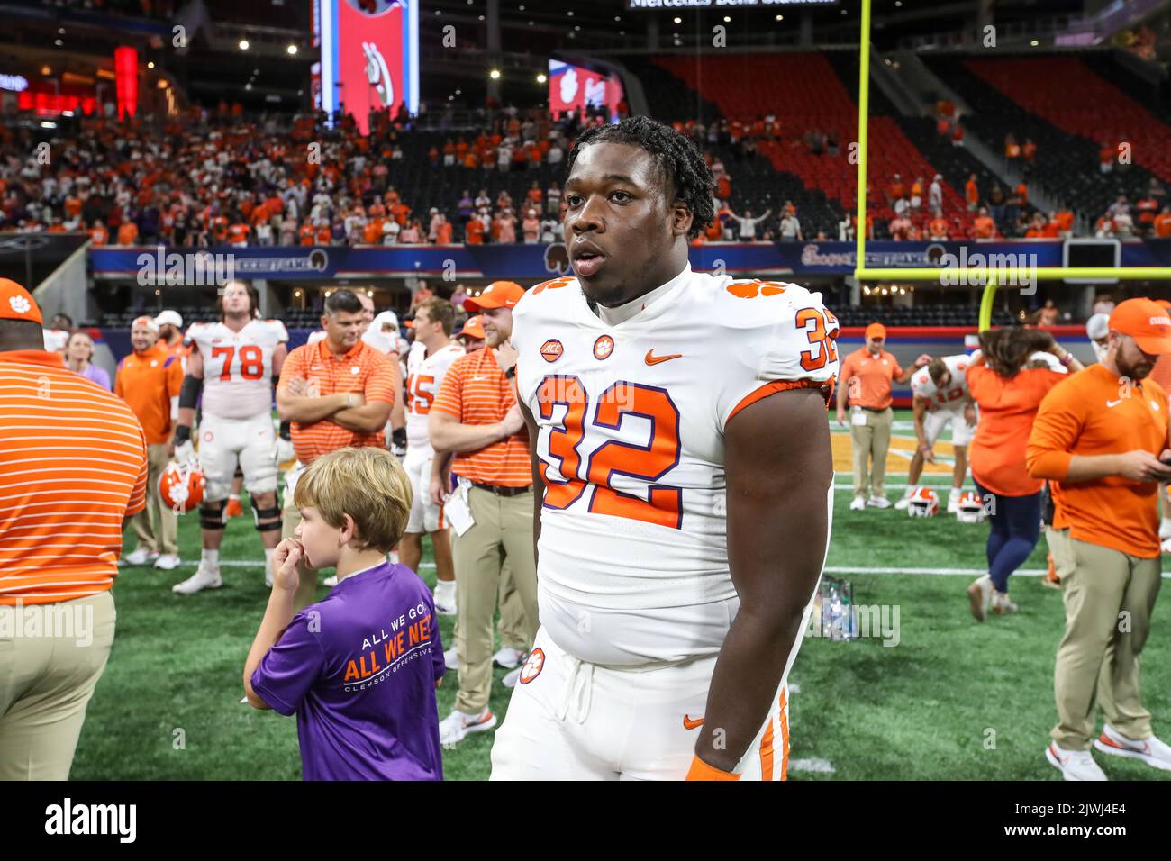 Atlanta, GA - 05. SEPTEMBER: Clemson Tigers Defensive Tackle Etinosa Reuben (32) während des Chick-Fil-A Kickoff Spiels zwischen Clemson und Georgia Tech am Montag, 5. September 2022 in Atlanta, GA. (Jevone Moore/Bild des Sports) Stockfoto