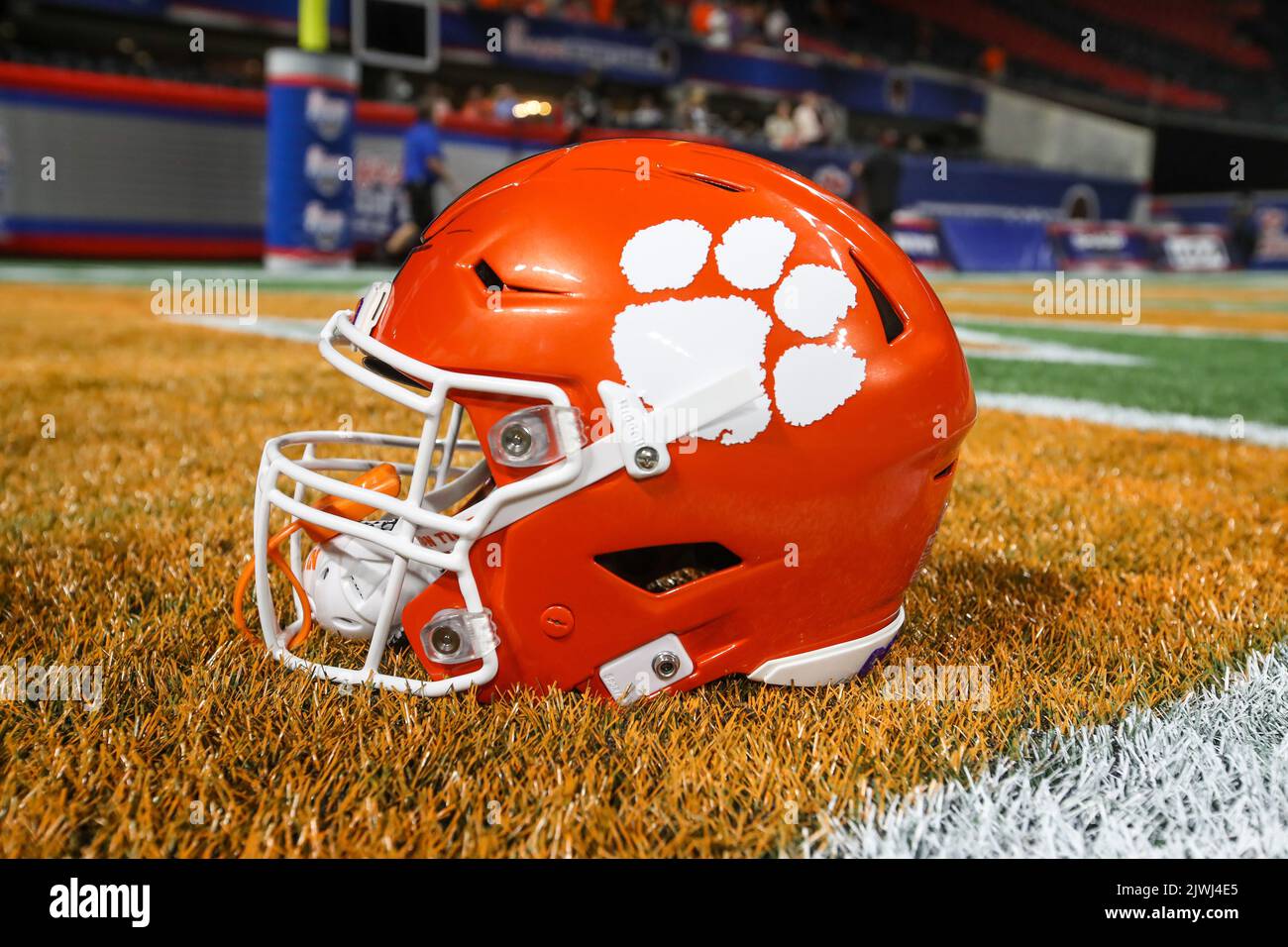 Atlanta, GA - 05. SEPTEMBER: Helm der Clemson Tigers während des Chick-Fil-A Kickoff-Spiels zwischen Clemson und Georgia Tech am Montag, 5. September 2022 in Atlanta, GA. (Jevone Moore/Bild des Sports) Stockfoto