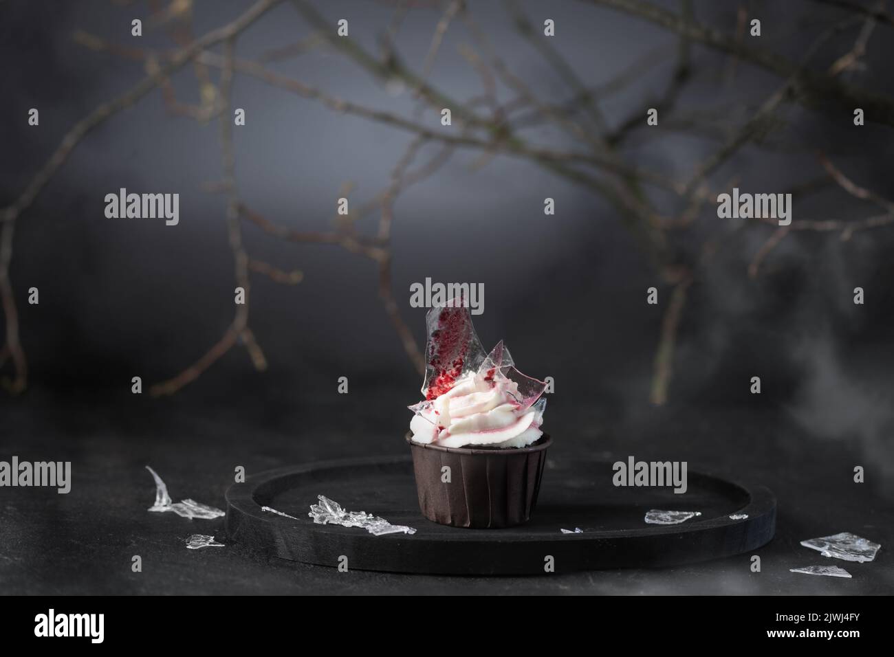 Halloween Cupcake mit Buttercreme, Kunstglas und Blut. Halloween Muffin. Halloween kreatives Essen. Stockfoto