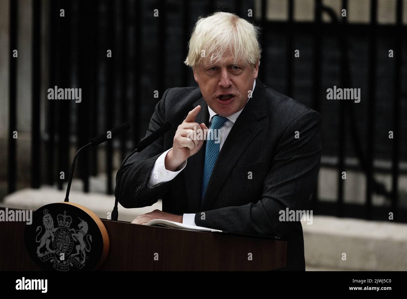 Der scheidende Premierminister Boris Johnson hält eine Rede vor der Downing Street 10 in London, bevor er nach Balmoral aufbruch, um bei Königin Elizabeth II. Eine Audienz zu halten, um formell als Premierminister zurückzutreten. Bilddatum: Dienstag, 6. September 2022. Stockfoto