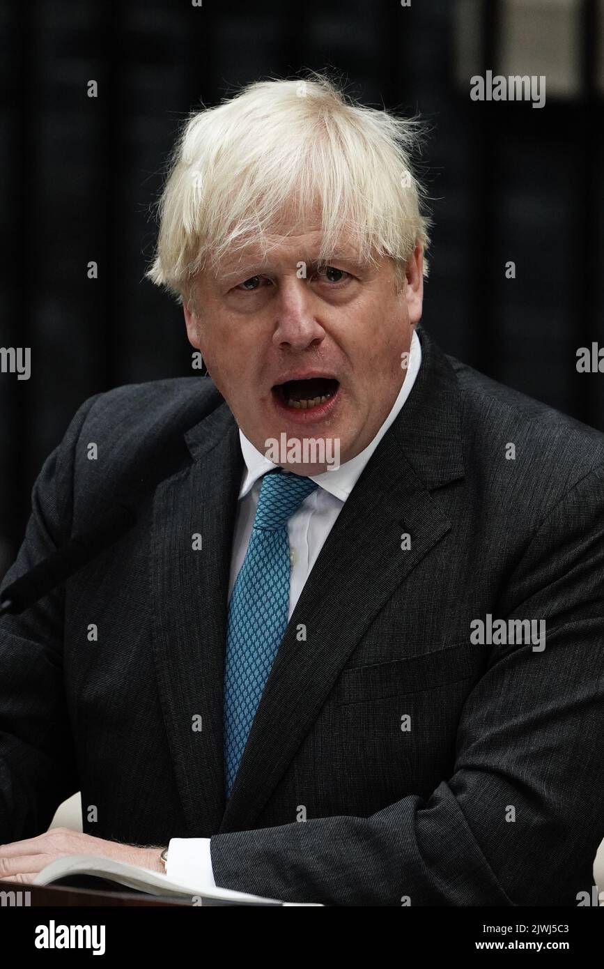 Der scheidende Premierminister Boris Johnson hält eine Rede vor der Downing Street 10 in London, bevor er nach Balmoral aufbruch, um bei Königin Elizabeth II. Eine Audienz zu halten, um formell als Premierminister zurückzutreten. Bilddatum: Dienstag, 6. September 2022. Stockfoto