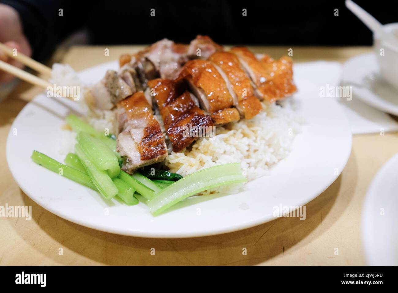 Ein Teller gebratene Ente mit Reis und gedämpftem Gemüse im BBQ One, einem kantonesischen Restaurant in Eastwood – Sydney, Australien Stockfoto