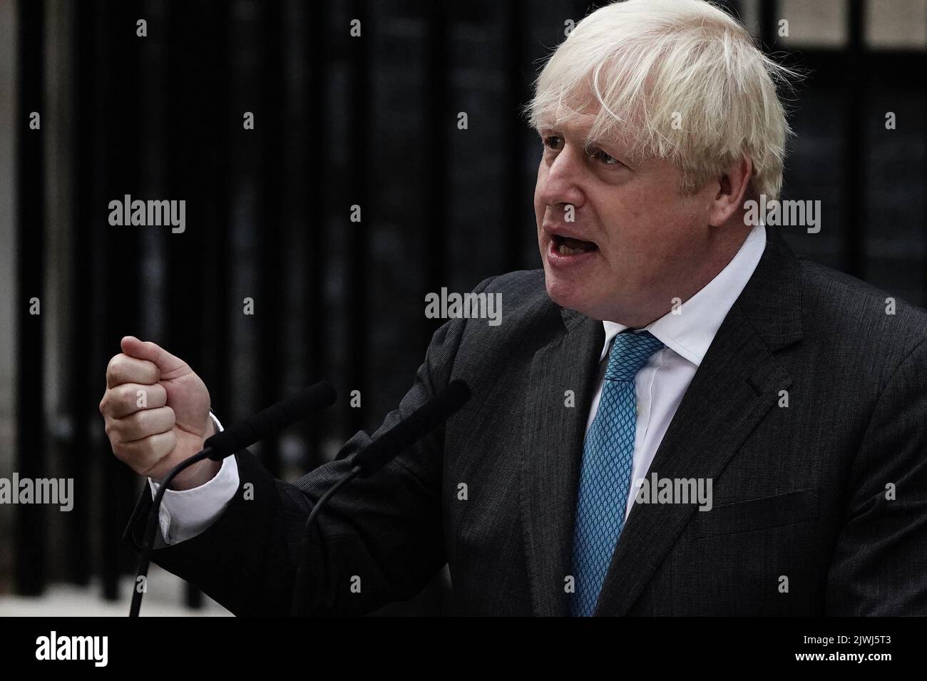 Der scheidende Premierminister Boris Johnson hält eine Rede vor der Downing Street 10 in London, bevor er nach Balmoral aufbruch, um bei Königin Elizabeth II. Eine Audienz zu halten, um formell als Premierminister zurückzutreten. Bilddatum: Dienstag, 6. September 2022. Stockfoto