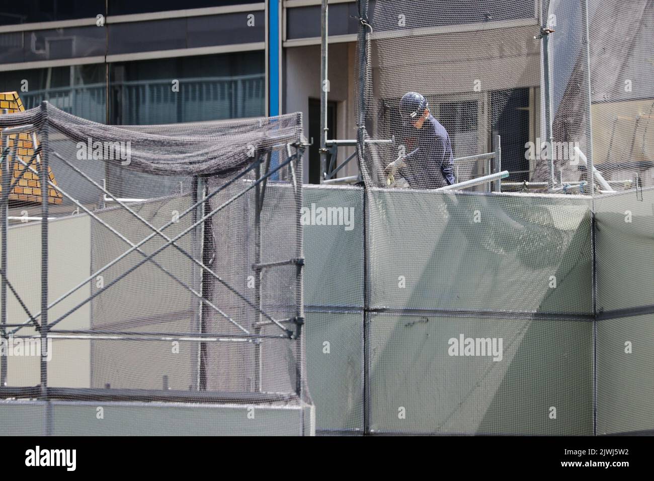 Am Nakagin Capsule Tower, einem ikonischen Bauwerk, das am 5. September 2022 vom japanischen Architekten Kisho Kurokawa in Ginza, Tokio, Japan, entworfen wurde, werden die Abbrucharbeiten fortgesetzt. Quelle: AFLO/Alamy Live News Stockfoto
