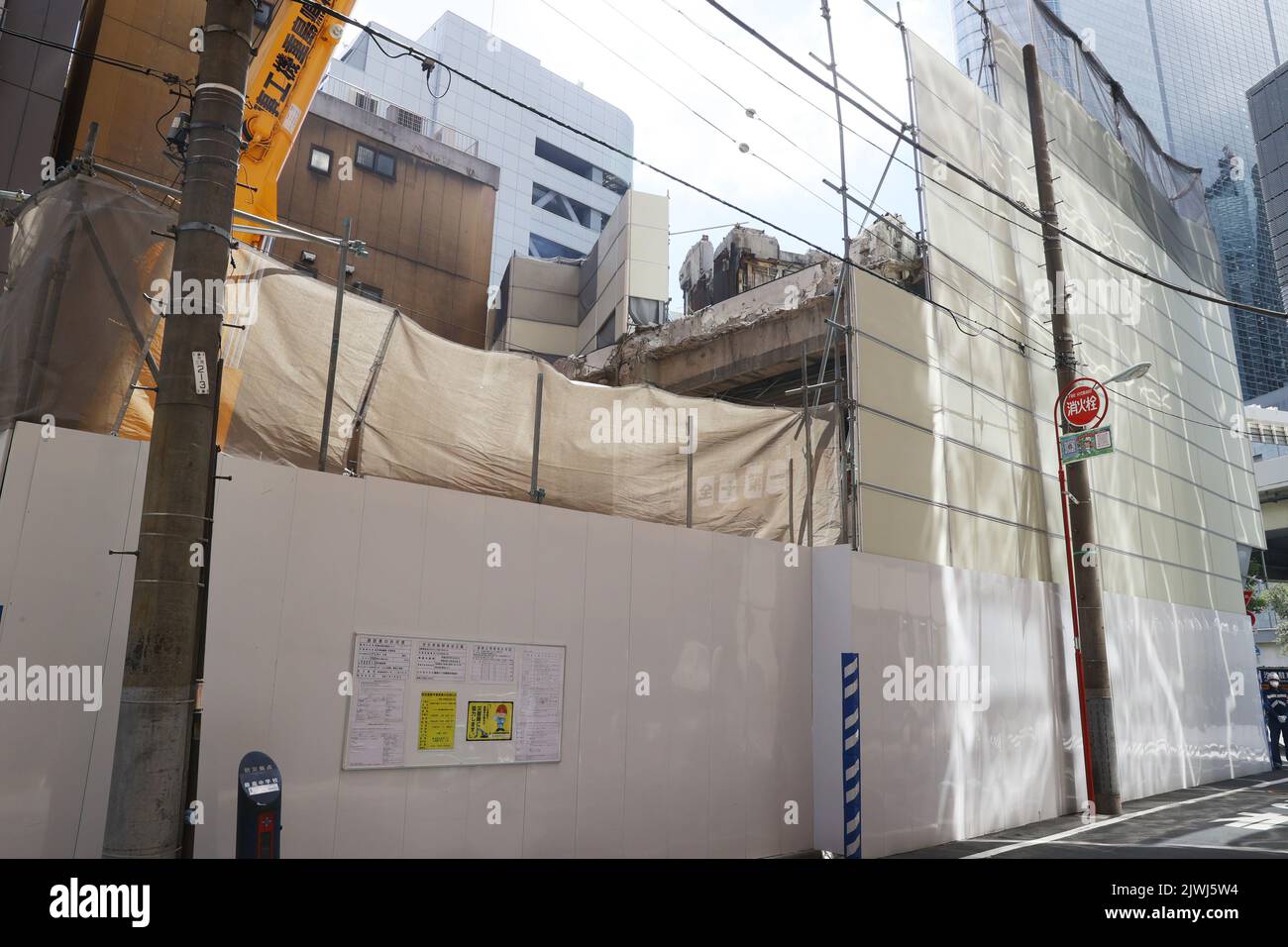 Am Nakagin Capsule Tower, einem ikonischen Bauwerk, das am 5. September 2022 vom japanischen Architekten Kisho Kurokawa in Ginza, Tokio, Japan, entworfen wurde, werden die Abbrucharbeiten fortgesetzt. Quelle: AFLO/Alamy Live News Stockfoto