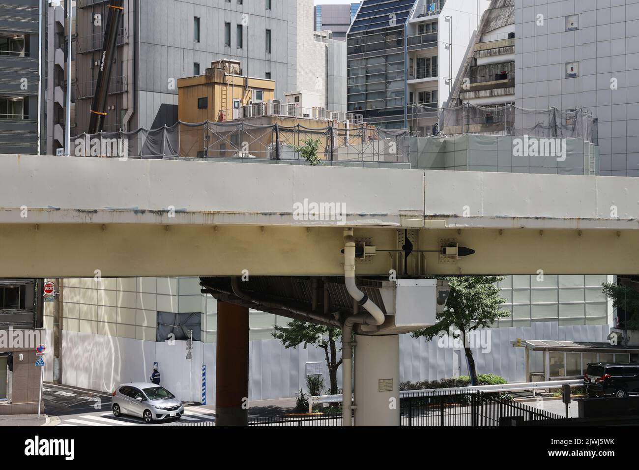 Am Nakagin Capsule Tower, einem ikonischen Bauwerk, das am 5. September 2022 vom japanischen Architekten Kisho Kurokawa in Ginza, Tokio, Japan, entworfen wurde, werden die Abbrucharbeiten fortgesetzt. Quelle: AFLO/Alamy Live News Stockfoto
