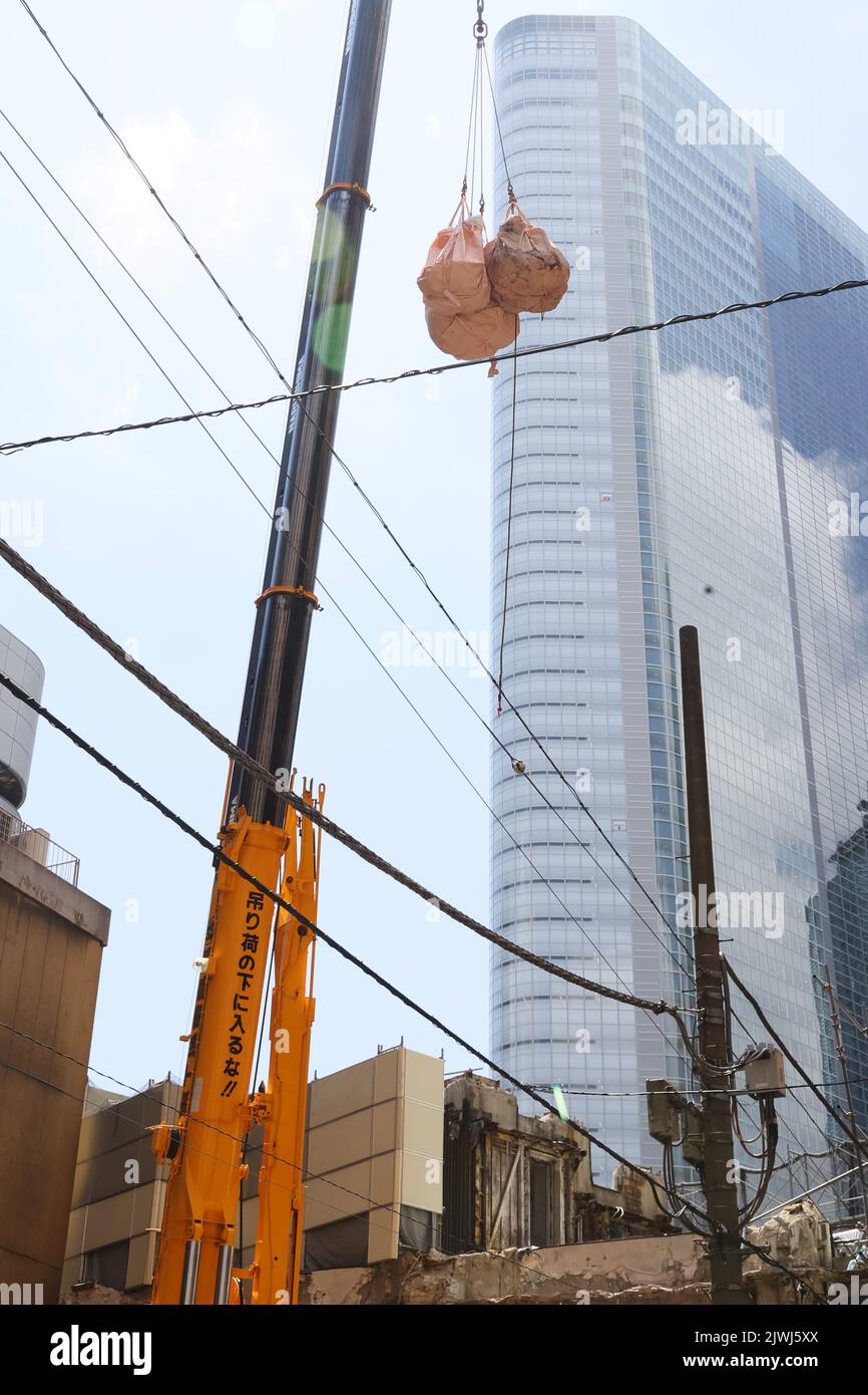 Am Nakagin Capsule Tower, einem ikonischen Bauwerk, das am 5. September 2022 vom japanischen Architekten Kisho Kurokawa in Ginza, Tokio, Japan, entworfen wurde, werden die Abbrucharbeiten fortgesetzt. Quelle: AFLO/Alamy Live News Stockfoto