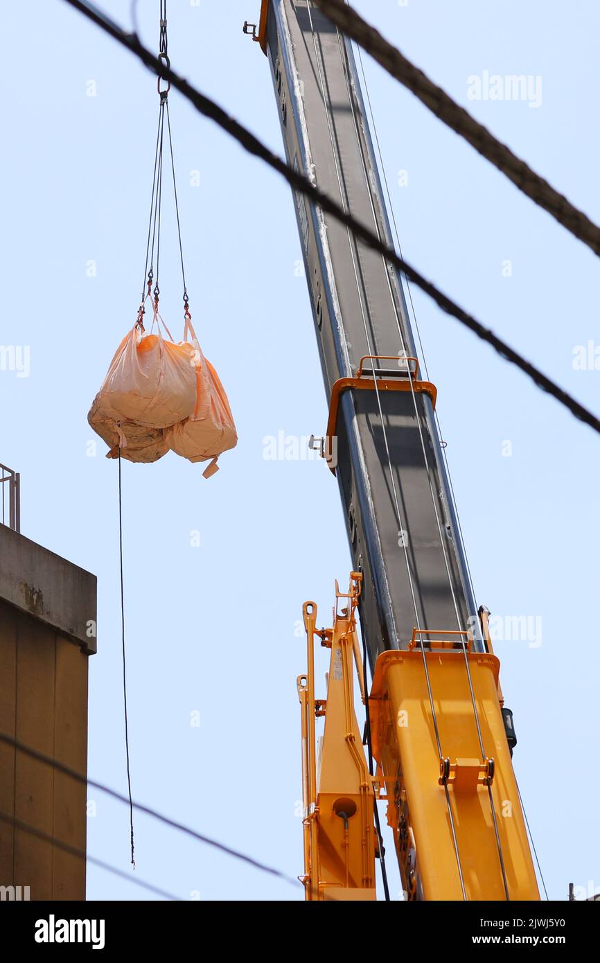 Am Nakagin Capsule Tower, einem ikonischen Bauwerk, das am 5. September 2022 vom japanischen Architekten Kisho Kurokawa in Ginza, Tokio, Japan, entworfen wurde, werden die Abbrucharbeiten fortgesetzt. Quelle: AFLO/Alamy Live News Stockfoto