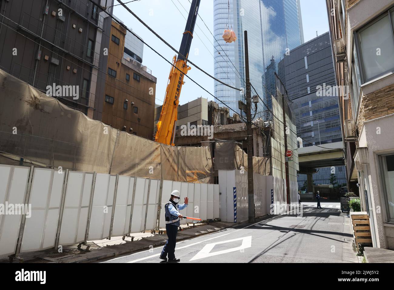 Am Nakagin Capsule Tower, einem ikonischen Bauwerk, das am 5. September 2022 vom japanischen Architekten Kisho Kurokawa in Ginza, Tokio, Japan, entworfen wurde, werden die Abbrucharbeiten fortgesetzt. Quelle: AFLO/Alamy Live News Stockfoto