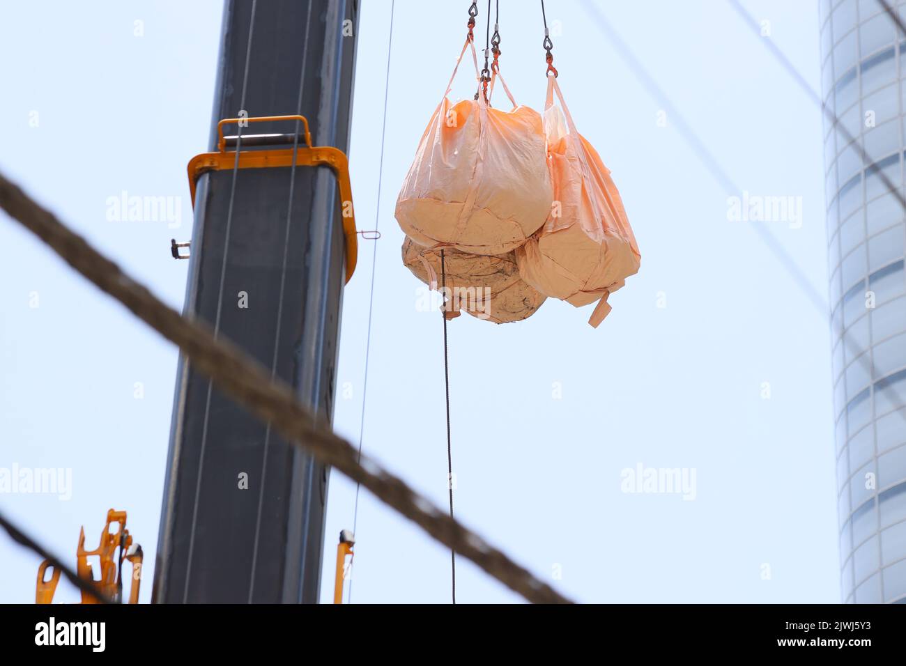 Am Nakagin Capsule Tower, einem ikonischen Bauwerk, das am 5. September 2022 vom japanischen Architekten Kisho Kurokawa in Ginza, Tokio, Japan, entworfen wurde, werden die Abbrucharbeiten fortgesetzt. Quelle: AFLO/Alamy Live News Stockfoto