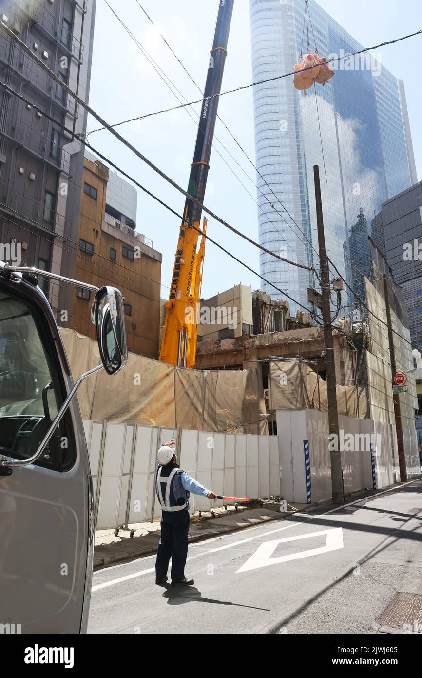 Am Nakagin Capsule Tower, einem ikonischen Bauwerk, das am 5. September 2022 vom japanischen Architekten Kisho Kurokawa in Ginza, Tokio, Japan, entworfen wurde, werden die Abbrucharbeiten fortgesetzt. Quelle: AFLO/Alamy Live News Stockfoto