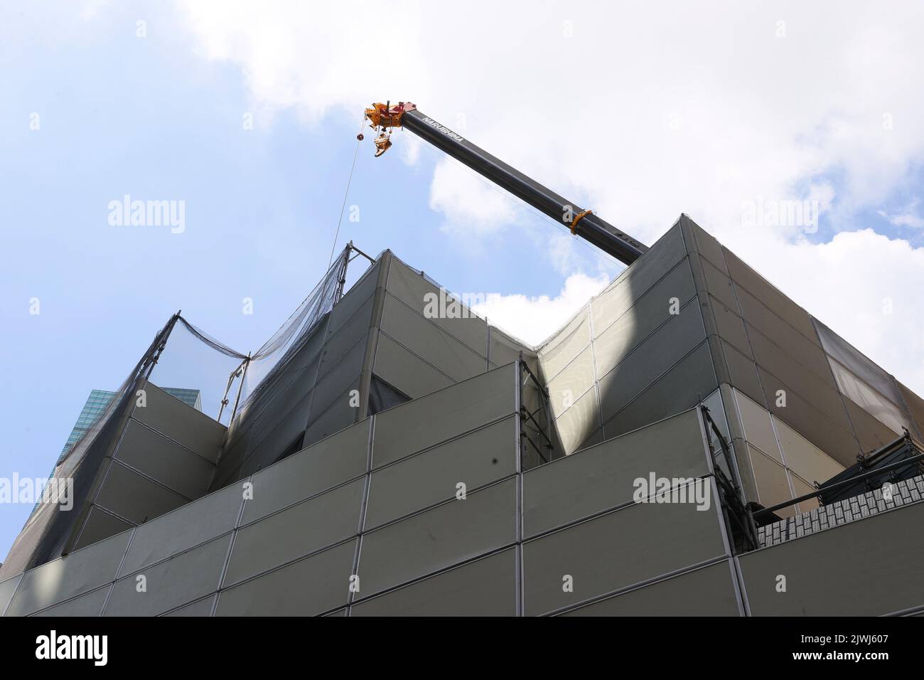 Am Nakagin Capsule Tower, einem ikonischen Bauwerk, das am 5. September 2022 vom japanischen Architekten Kisho Kurokawa in Ginza, Tokio, Japan, entworfen wurde, werden die Abbrucharbeiten fortgesetzt. Quelle: AFLO/Alamy Live News Stockfoto