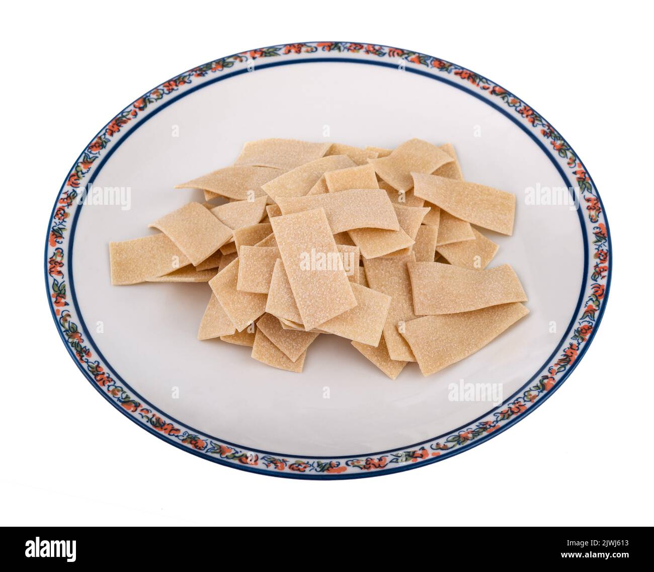 Maltagliati Pasta Haufen isoliert auf weißem Hintergrund Stockfoto