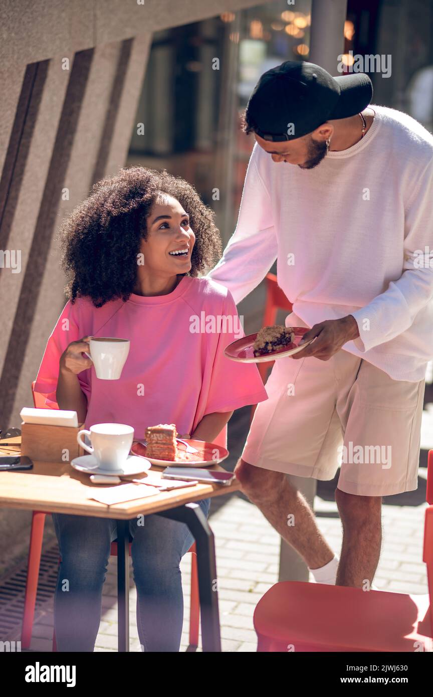 Ein glückliches Paar, das im Straßencafe Kaffee getrunken hat und sehr genossen aussahen Stockfoto