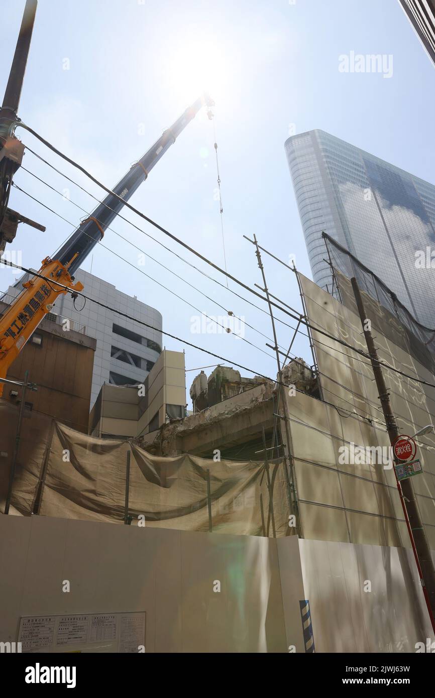 Am Nakagin Capsule Tower, einem ikonischen Bauwerk, das am 5. September 2022 vom japanischen Architekten Kisho Kurokawa in Ginza, Tokio, Japan, entworfen wurde, werden die Abbrucharbeiten fortgesetzt. Quelle: AFLO/Alamy Live News Stockfoto
