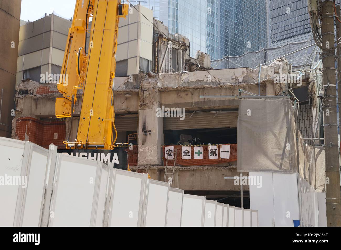 Am Nakagin Capsule Tower, einem ikonischen Bauwerk, das am 5. September 2022 vom japanischen Architekten Kisho Kurokawa in Ginza, Tokio, Japan, entworfen wurde, werden die Abbrucharbeiten fortgesetzt. Quelle: AFLO/Alamy Live News Stockfoto