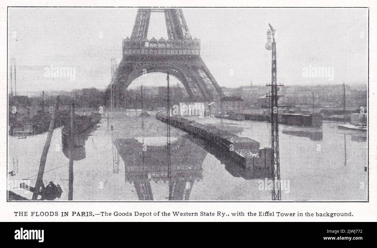 Die Überschwemmungen in Paris 1910 - das Warenlager des westlichen Staates RY, mit dem Eiffelturm im Hintergrund. Stockfoto