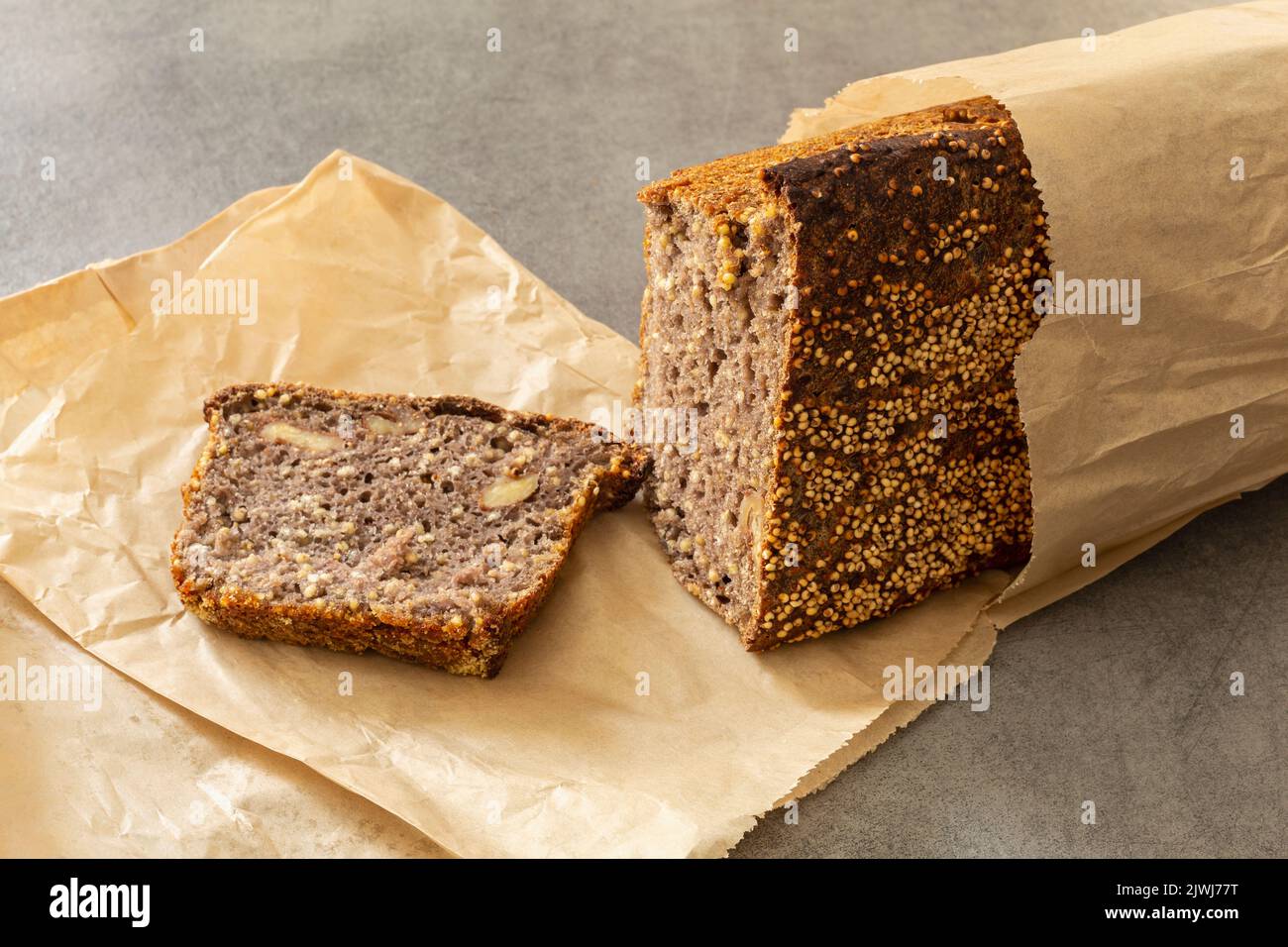 Stillleben geschnitten rustikalen Roggenbrot Laib in Pergamentpapier Stockfoto