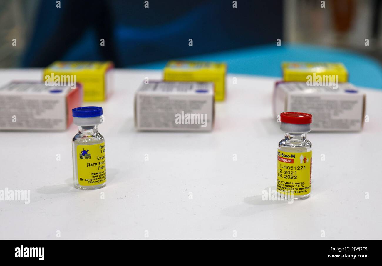 19. Dezember 2021, Sotschi, Russland, Ampoule mit einer Dosis Impfstoff gegen das Coronavirus Sputnik V COVID-19 (Gam-COVID-Vac). Stockfoto