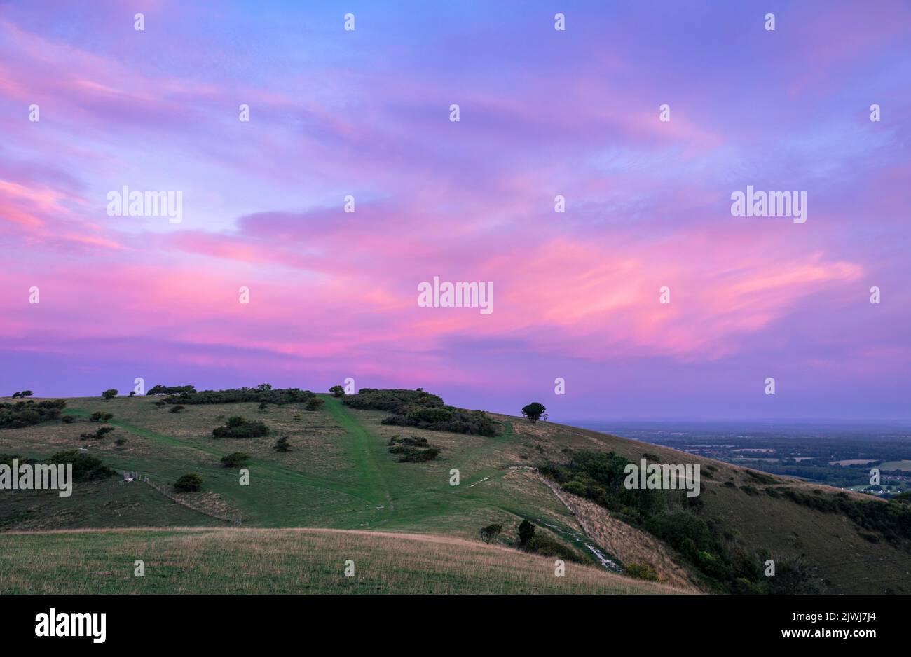 Blue Hour Flieder Himmel über den Hintern Brow auf den South Downs in der Nähe von Polegate East Sussex Südostengland Stockfoto