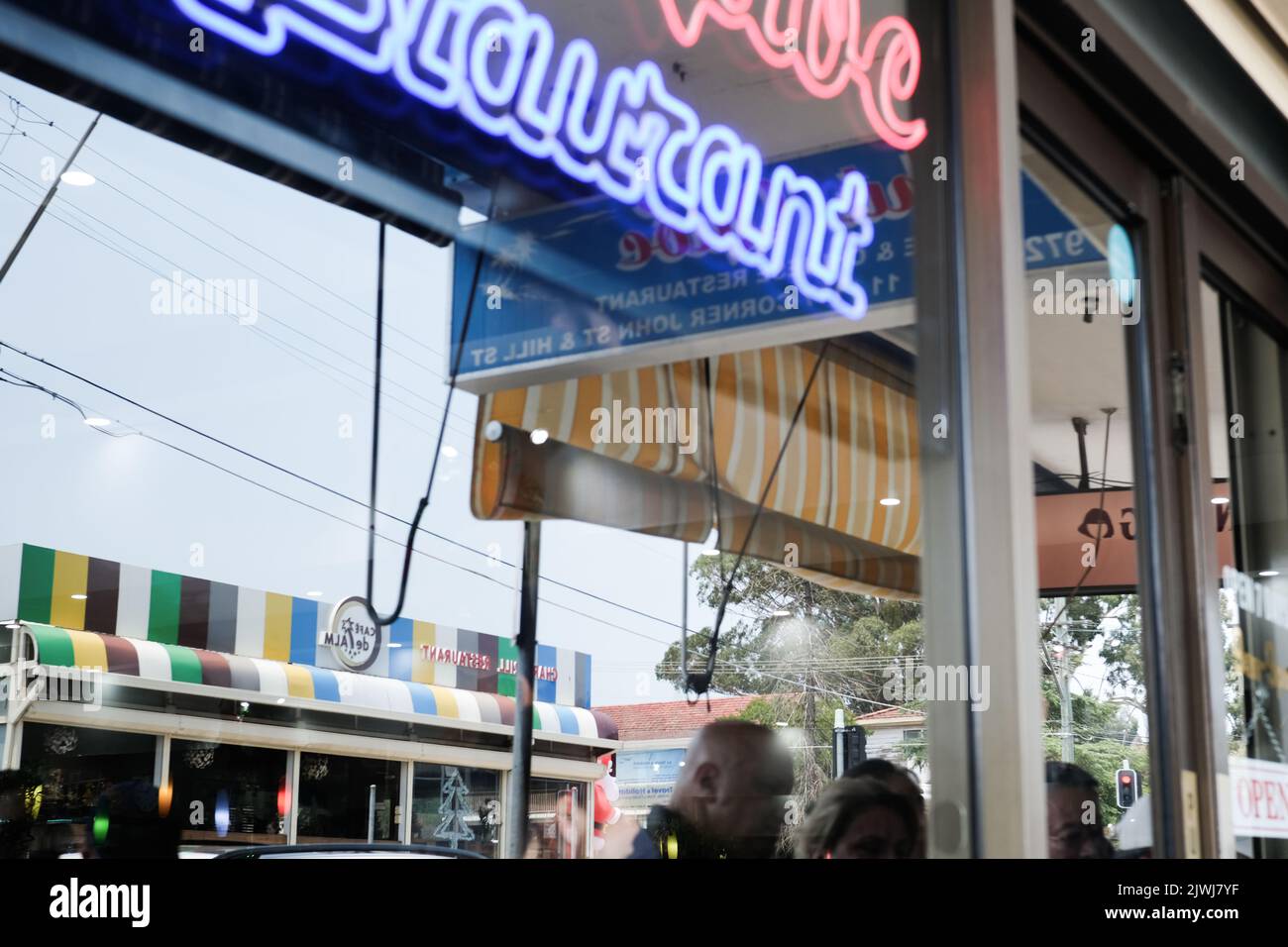 Spiegelung im Fenster; Phu Quoc, ein vietnamesisches Restaurant in Cabramatta – Sydney, Australien Stockfoto