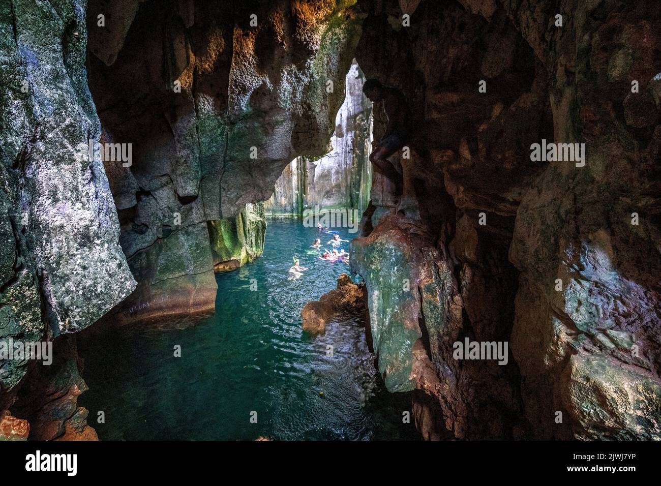 Touristen schwimmen in Sawa-i-Lau Kalksteinhöhlen, berühmt durch Film Blue Lagoon. Sawailau Island Yasawa Group, Fidschi Stockfoto