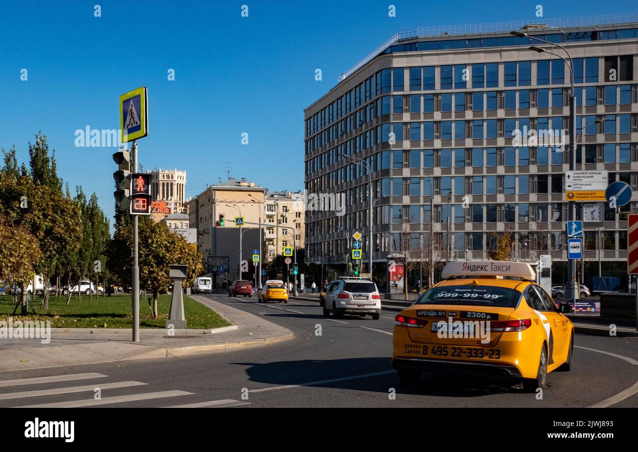 12. Oktober 2021, Moskau, Russland. Ein Pkw des Yandex-Taxidienstes auf einer der Straßen der russischen Hauptstadt. Stockfoto