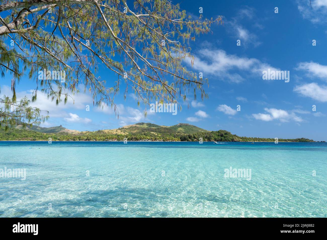 Blaue Lagune auf der Nanuya Insel mit Matacawa Levu Insel in der Ferne. Yasawa Island, Fidschi Stockfoto