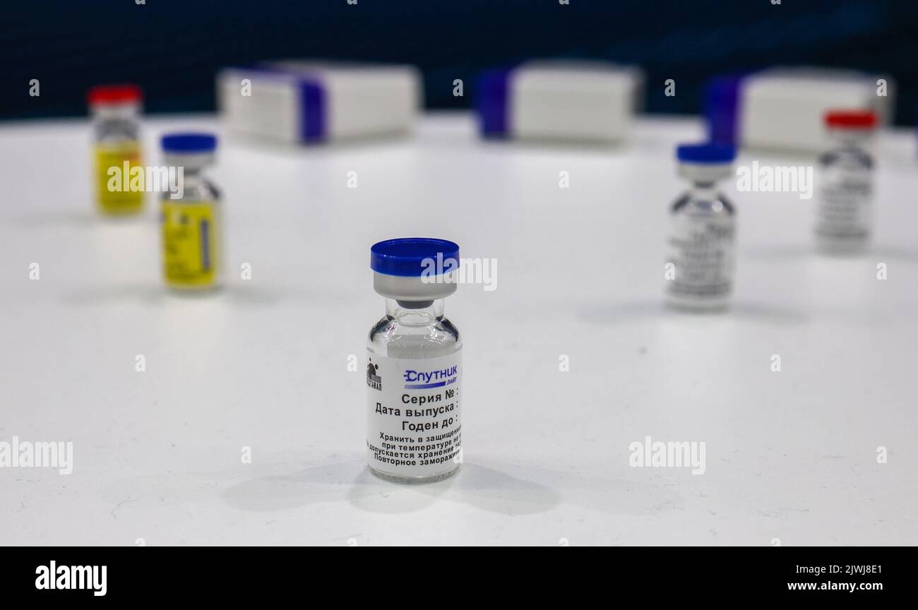 19. Dezember 2021, Sotschi, Russland, Ampoule mit einer Dosis des Impfstoffs gegen das Coronavirus Sputnik Light COVID-19 (Gam-COVID-Vac). Stockfoto