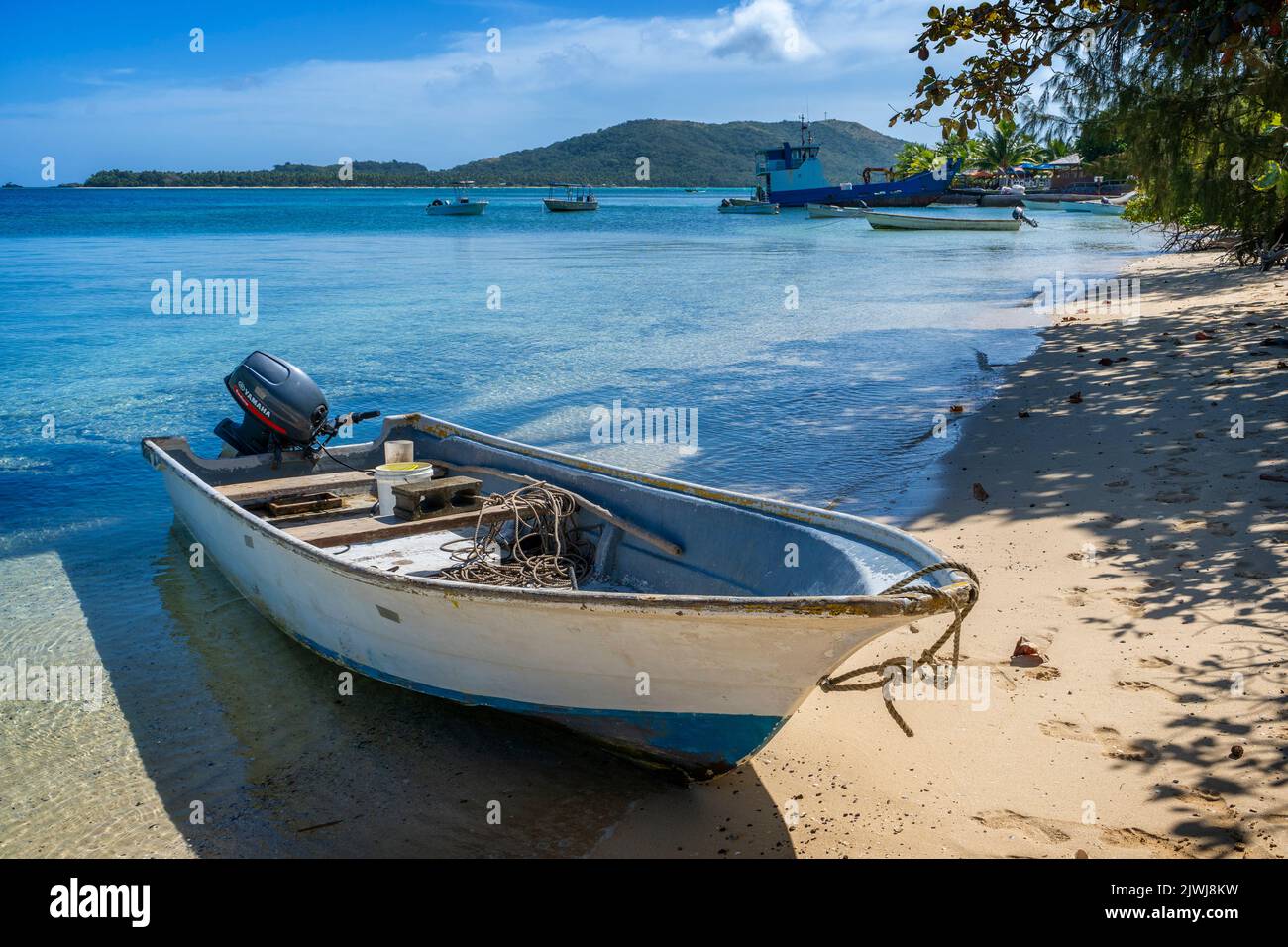 Kleines Boot, das von Einheimischen für den Transport zwischen den Inseln am Strand auf Nanuya Island, Yasawa Group, Fidschi, verwendet wird Stockfoto