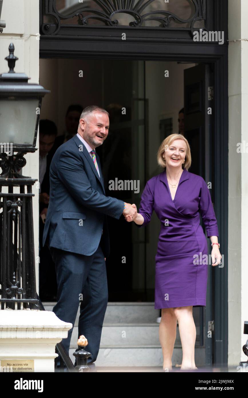Die neu gewählte konservative Führerin und Premierministerin Liz Truss tritt nach der Siegerankündigung in das Hauptquartier der Parteikampagne ein Stockfoto
