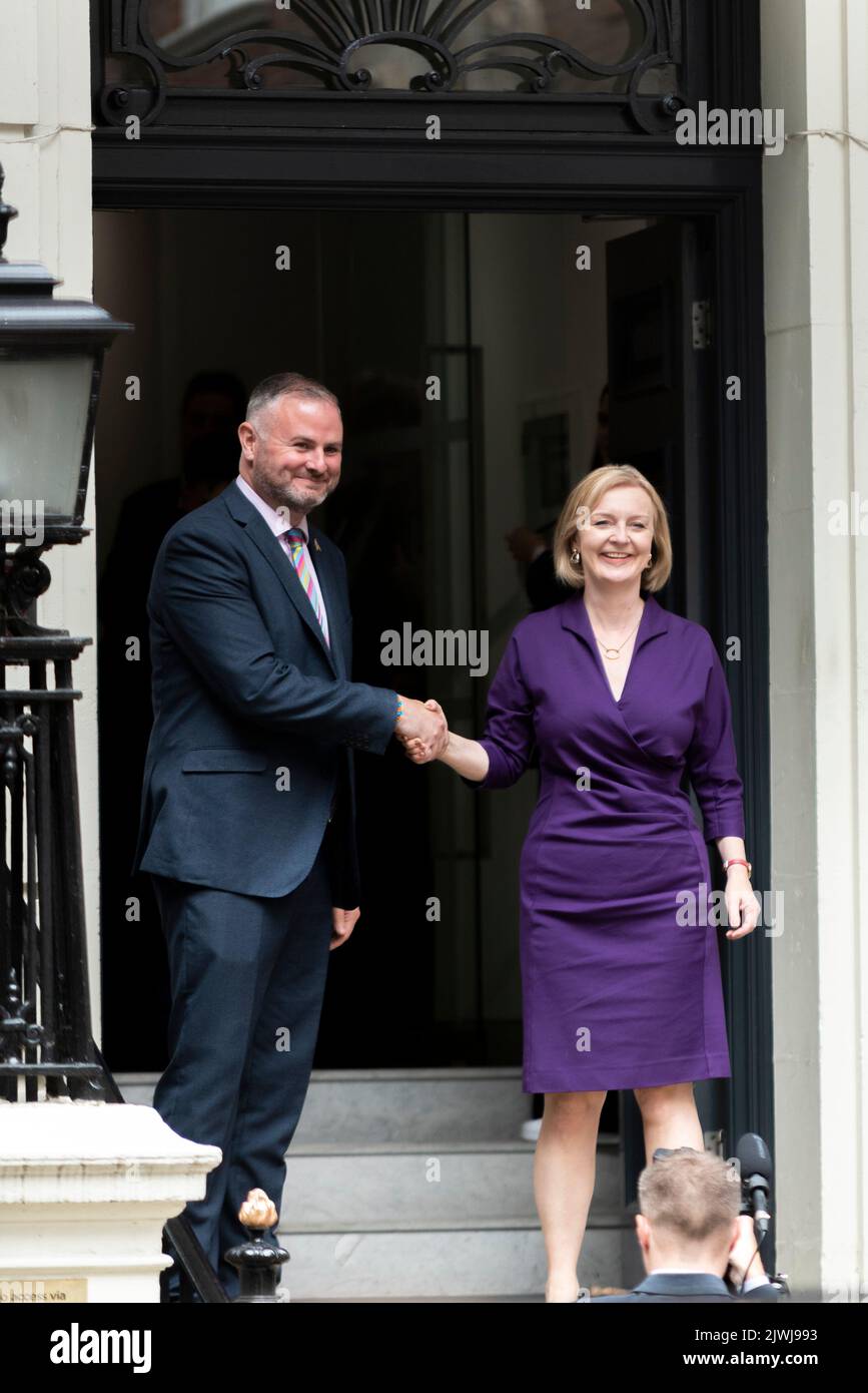 Die neu gewählte konservative Führerin und Premierministerin Liz Truss tritt nach der Siegerankündigung in das Hauptquartier der Parteikampagne ein Stockfoto