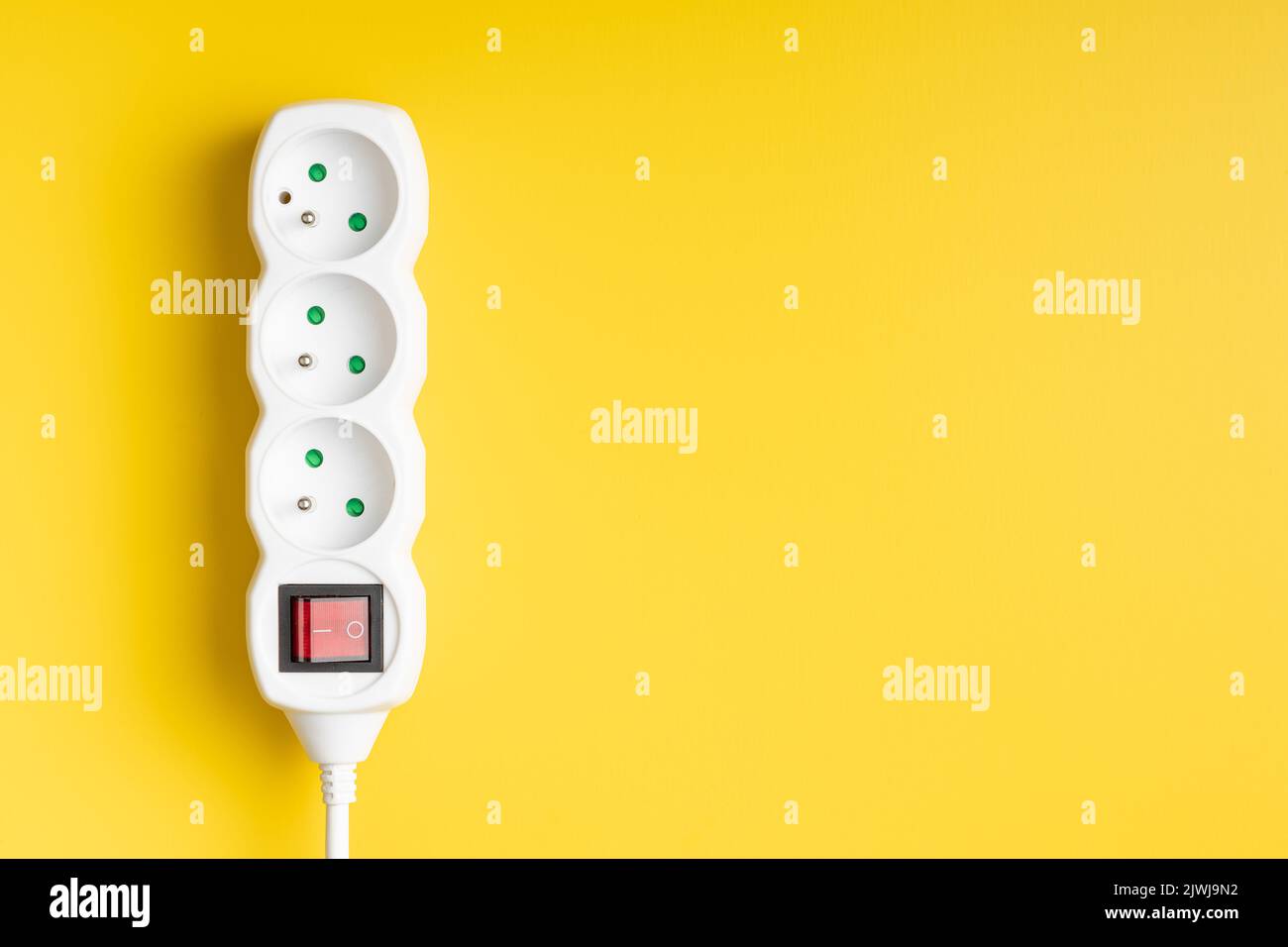 Weiße Steckdose auf gelbem Hintergrund. Draufsicht. Stockfoto