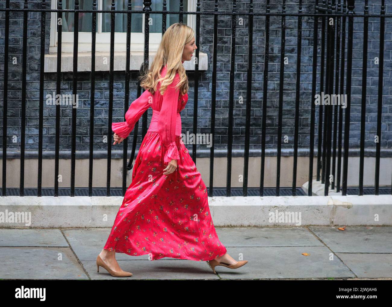 London, Großbritannien, 06. Sep2022. Carrie Johnson, Boris Johnsons Frau, im lang schwebenden, fuchsienrosa Maxi-Kleid der britischen Marke Hamur. Boris Johnson, scheidender britischer Premierminister, hält an seinem letzten Morgen im Amt eine Abschiedsrede vor der Downing Street 10 in Westminster, dankt dann seinen Mitarbeitern, Kollegen und Frau Carrie, bevor er die Downing Street zum letzten Mal verlässt und nach Balmoral für sein Publikum mit der Queen reist. Kredit: Imageplotter/Alamy Live Nachrichten Stockfoto